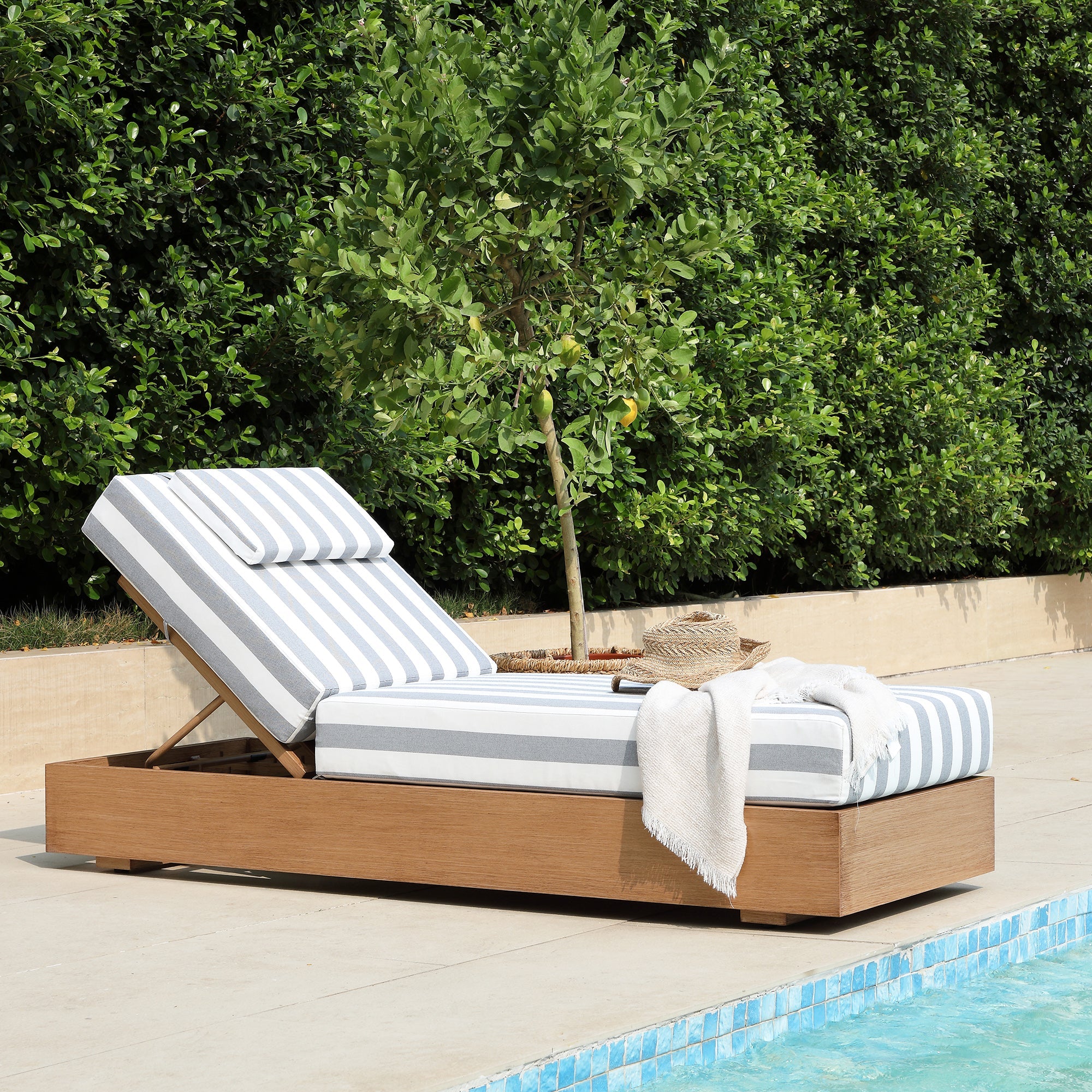 Jardin Aluminium Outdoor Sun Lounger, Natural with Blue Stripes