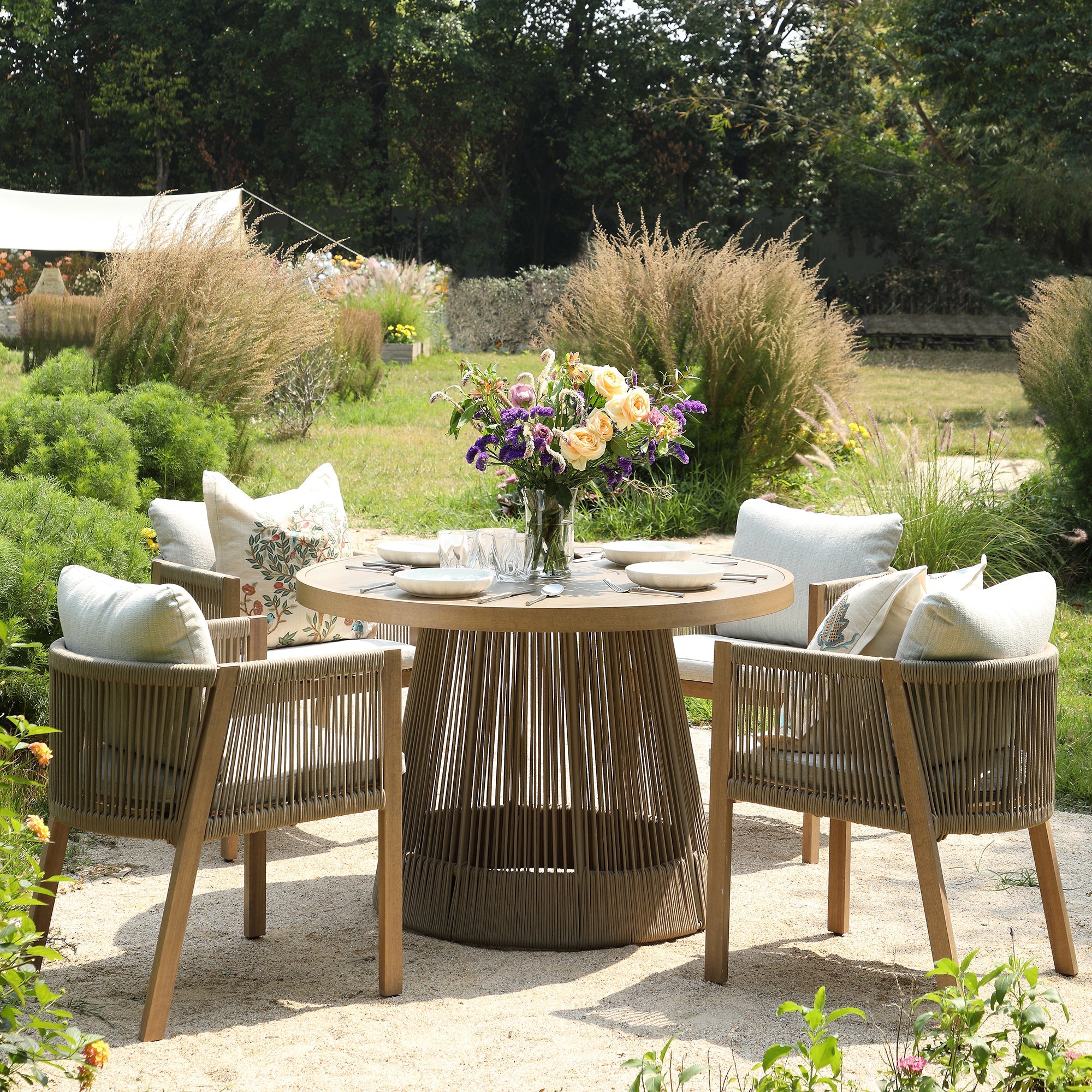 Pedra Rope and Aluminium Outdoor 4-Seater Round Dining Set, Natural