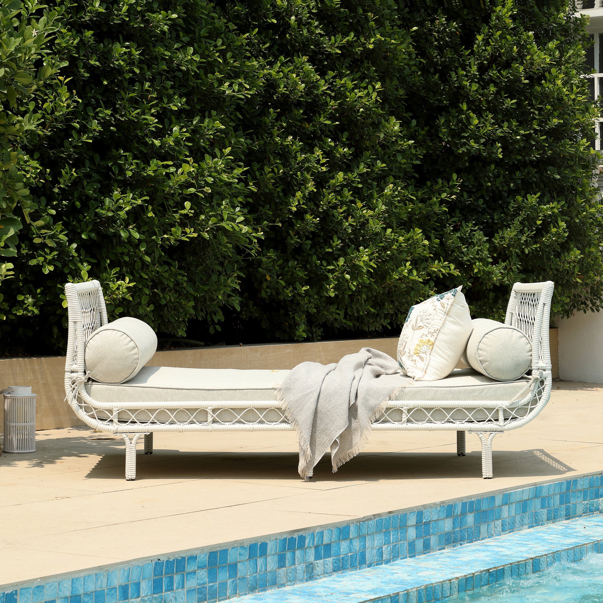 Willowbrook Lattice Weave Rattan Daybed, White