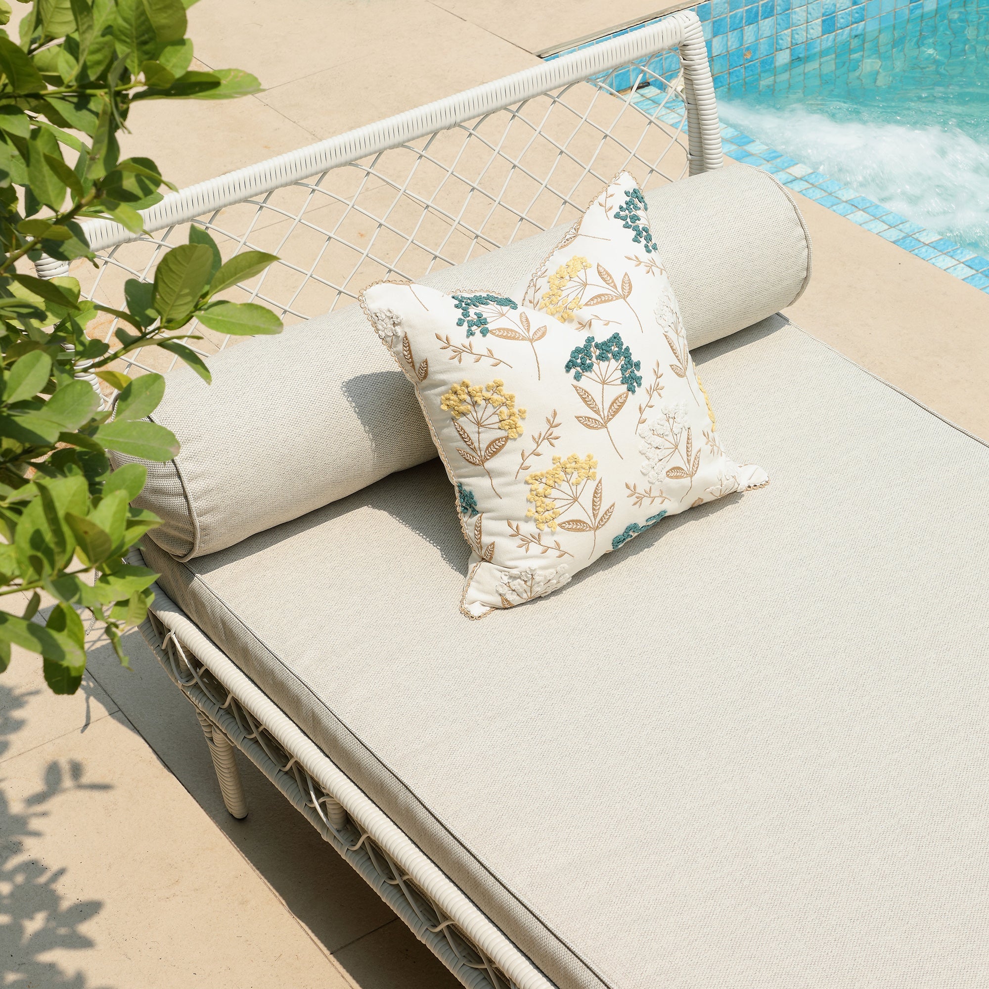 Willowbrook Lattice Weave Rattan Daybed, White
